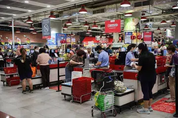 Pelanggan akan menerima baucar pulangan FairPrice bernilai $6 bagi setiap perbelanjaan $60 menggunakan baucar Majlis Pembangunan Masyarakat (CDC) dalam satu transaksi di mana-mana kedai FairPrice.