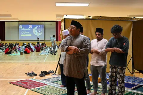Pengerusi Masjid Darul Ghufran, Encik Muhammad Faizal Abdollah, mengimamkan solat maghrib di ruang yang disediakan Sekolah Menengah Dunman High.