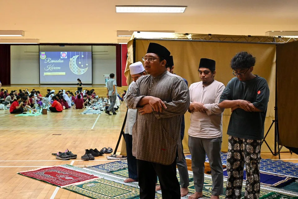 Pengerusi Masjid Darul Ghufran, Encik Muhammad Faizal Abdollah, mengimamkan solat maghrib di ruang yang disediakan Sekolah Menengah Dunman High.