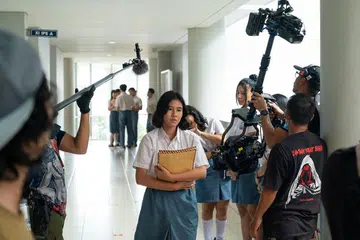 DEAR DAVID: Antara projek filem Indonesia terkini untuk Netflix yang menceritakan tentang remaja cemerlang yang dibelenggu resah jika prestasinya sebagai pelajar yang disegani terjejas setelah blog rahsianya didedahkan kepada seisi sekolah. - Foto NETFLIX