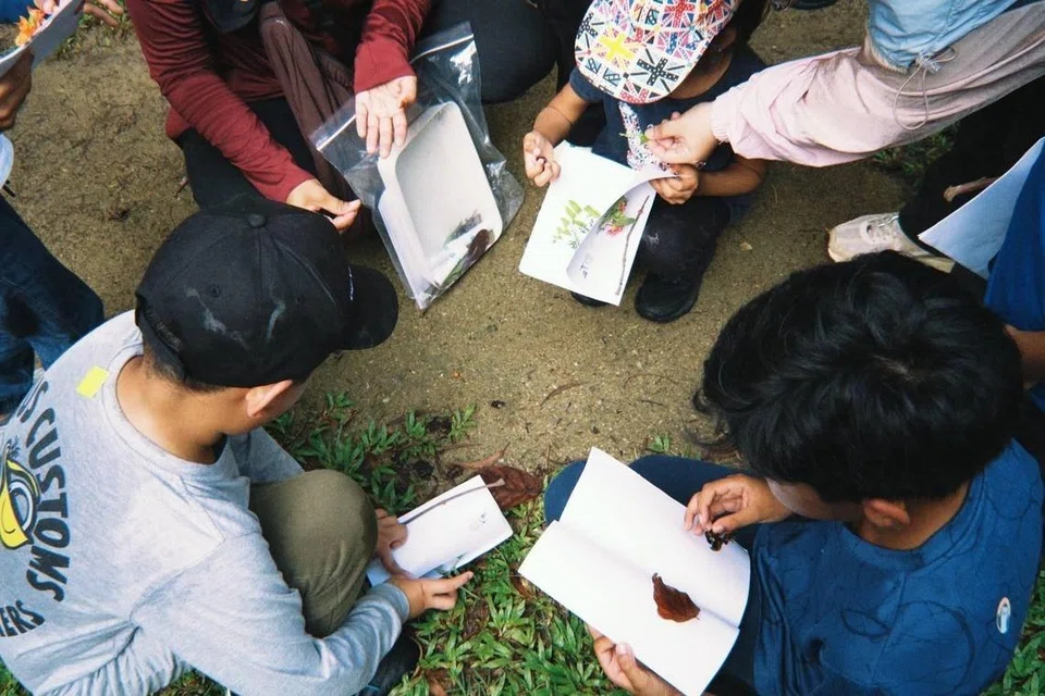Antara kegiatan yang kanak-kanak lakukan semasa sesi ‘Playfully Grounded’ termasuk mencari serta mengumpul daun dan bunga.