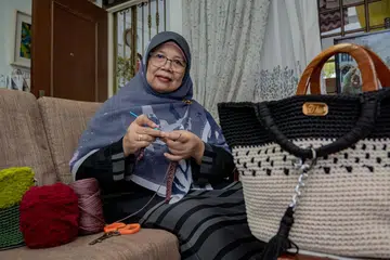 Cik KAMARIA BUANG