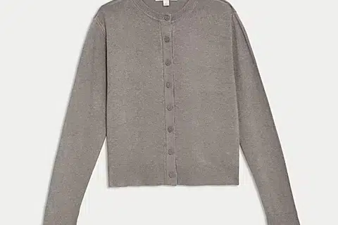 Kardigan, ‘Crew Neck Button Front Cardigan’ daripada Marks & Spencer ini ($49.90) menawarkan reka bentuk klasik dengan kolar bulat dan butang di bahagian depan, sesuai untuk penampilan kasual namun tetap elegan. 