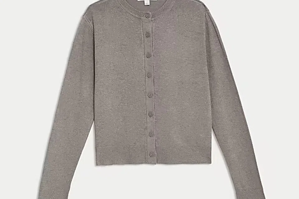 Kardigan, ‘Crew Neck Button Front Cardigan’ daripada Marks & Spencer ini ($49.90) menawarkan reka bentuk klasik dengan kolar bulat dan butang di bahagian depan, sesuai untuk penampilan kasual namun tetap elegan. 
