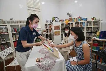 BELAJAR KENAL PASTI KEPERLUAN PERKEMBANGAN KANAK-KANAK: (Dari kiri) Konsultan pendidikan inklusif Busy Bees, Cik Tricia Tam, mengadakan sesi latihan bersama guru prasekolah berhubung inisiatif baru Penjagaan Khusus Bright Path. - Foto BH oleh GIN TAY