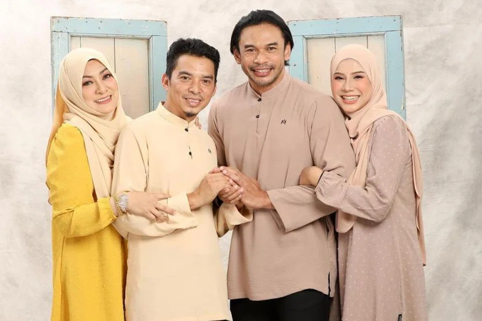 Walaupun suatu ketika pernah timbul kekecohan rumah tangga, Abby Abadi (kiri) dan bekas suami, Norman Hakim (dua dari kanan), kini mampu rukun sebagai sebuah keluarga besar. Bersama mereka ialah isteri Norman, Memey Suhaiza (kanan) dan suami Abby, Muhammad Faizal Zakaria.