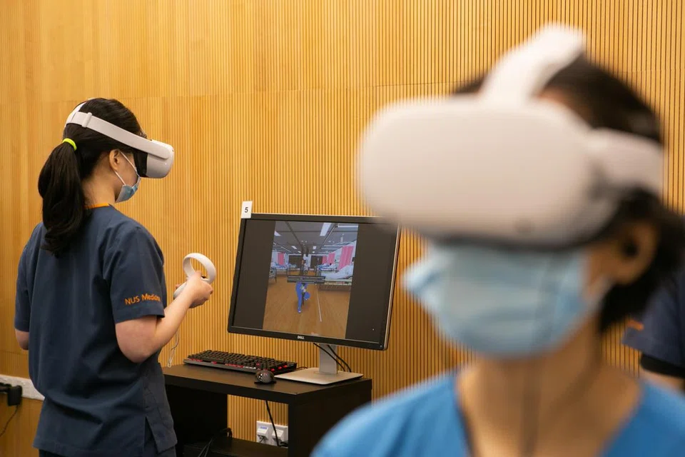 MANFAAT TEKNOLOGI: Universiti Nasional Singapura (NUS) menawarkan penuntut perubatan dan kejururawatan menjalani program latihan realiti maya (VR), yang antara lain, mengajar mereka cara menangani pesakit yang ganas.