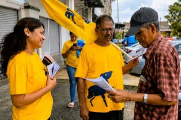 Timbalan Pengerusi Jawatankuasa Interim Parti Bersama Johor, Encik S. Gopalakrishnan (tengah), membantu kempen anaknya, Cik Tamili Gopalakrishnan (kiri), calon Bersama bagi kerusi Dewan Undangan Negeri (DUN) Bukit Batu.