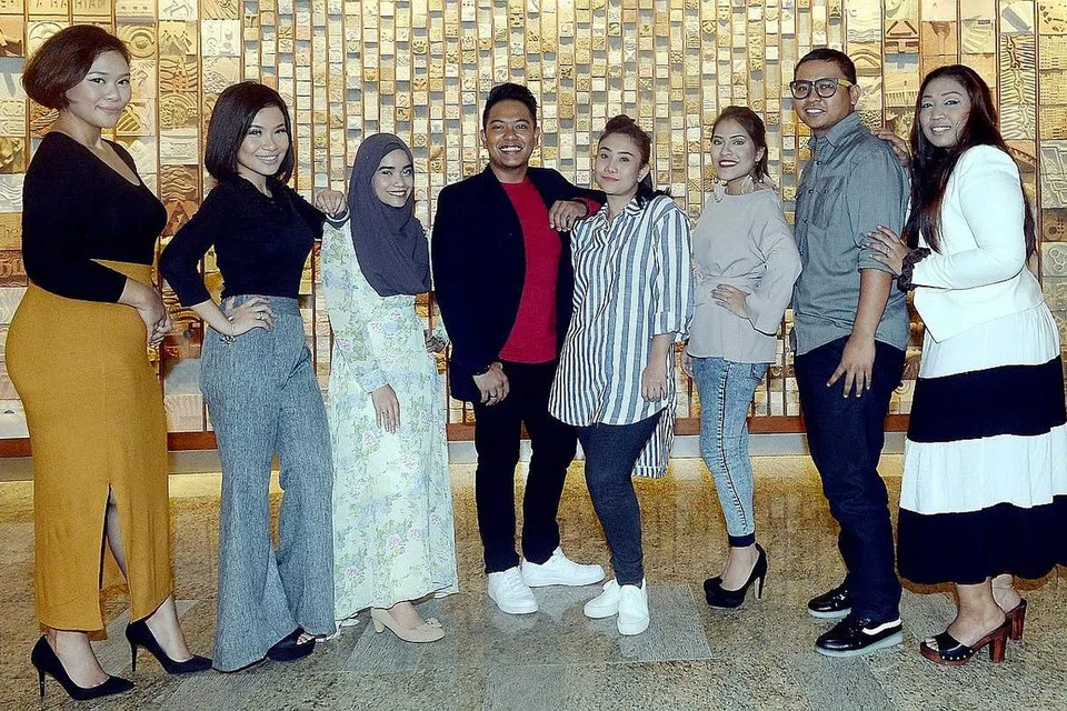 HIDUPKAN SEMANGAT BERSAING SINGAPURA: Lynn Malik (lima dari kiri) dan M. Noe (dua dari kanan) selaku bekas peserta D'Academy Asia (Musim Pertama) tahun lalu kini memikul amanah menyelaras dan memberi panduan kepada peserta D'Academy Asia (Musim Kedua), (dari kiri) Catty, Ikah Jamil, Fyda Tahir, Mohammad Ridzuan Rashid, Ernie Selena (tiga dari kanan) dan Iana Eyzana. - Foto TAUFIK A. KADER
