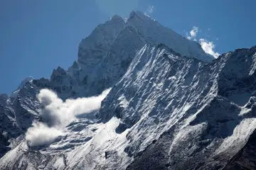 GAMBAR FAIL: Runtuhan salji berlaku berhampiran puncak Gunung Thamserku, di timur Namche Bazaar, Nepal pada 28 April. Foto fail menggambarkan ancaman runtuhan salji di kawasan pergunungan Nepal, susulan kejadian terbaru di Gunung Himlung Himal pada 27 September 2026 yang meragut dua nyawa dan menyebabkan 14 lagi hilang.