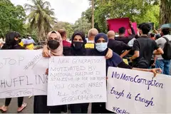 SERTAI TUNJUK PERASAAN: Warga Sri Lanka dari pelbagai latar belakang mengambil bahagian dalam tunjuk perasaan demi menyuarakan ketidakpuasan mereka terhadap pemerintah negara itu. - Foto-foto ihsan HASINAH MOHAMED & SHABNAM MUZAMMIL