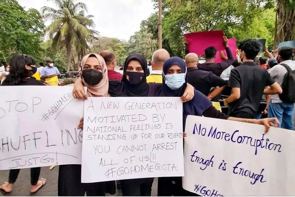 SERTAI TUNJUK PERASAAN: Warga Sri Lanka dari pelbagai latar belakang mengambil bahagian dalam tunjuk perasaan demi menyuarakan ketidakpuasan mereka terhadap pemerintah negara itu. - Foto-foto ihsan HASINAH MOHAMED & SHABNAM MUZAMMIL