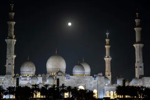 Bulan yang kelihatan penuh di pertengahan Ramadan