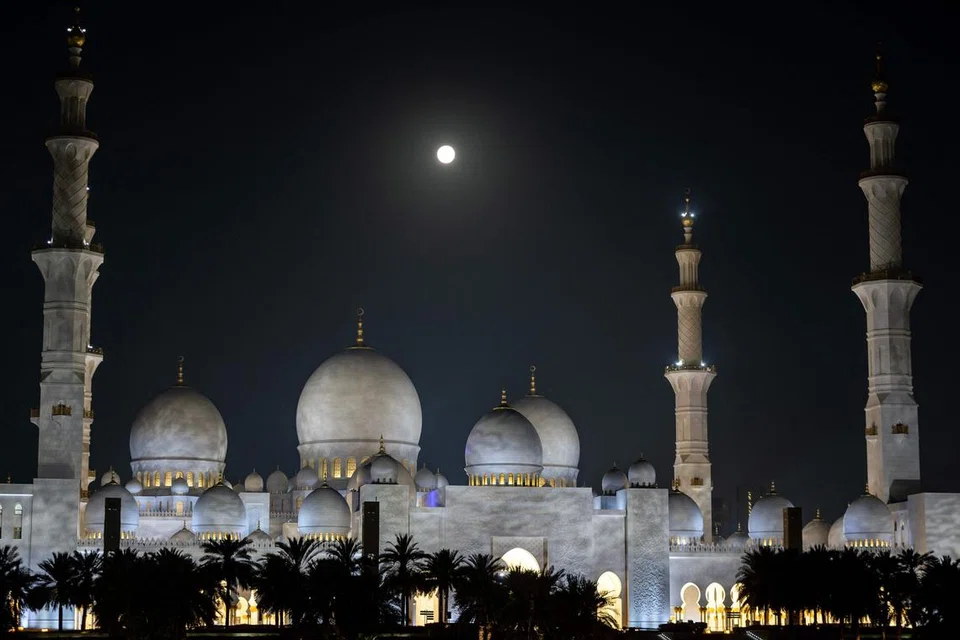 Bulan yang kelihatan penuh di pertengahan Ramadan