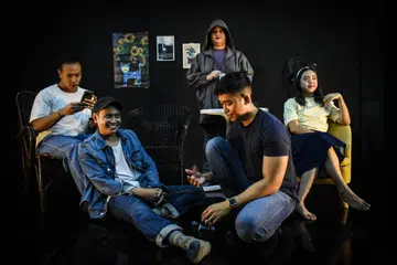 ‘Bohong & Janji’ dijayakan bakat muda (dari kiri), Fandy Ahmed, Rizal Aiman, Suhaila M Sanif, Fadhil Daud dan Amirah Yahya.