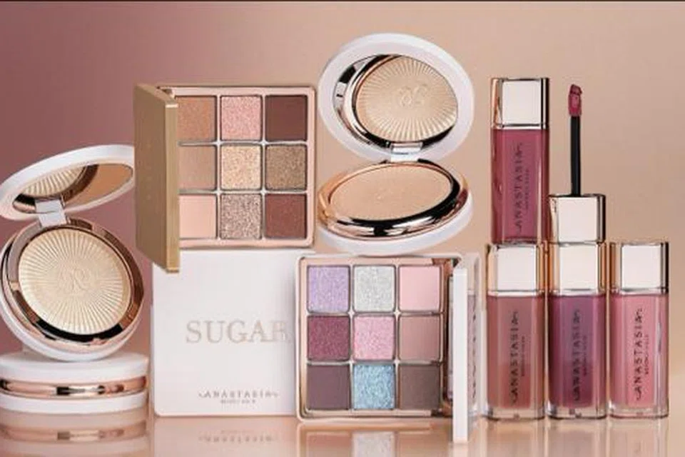 Rangkaian alat solek Anastasia Beverly Hills memperkenalkan koleksi baru ‘Lip Velvet’ dan ‘Glow Seeker Highlighter’ yang ikonik selain pembayang mata, ‘Sugar Mini Eyeshadow Palette’ dan ‘Spice Mini Eyeshadow Palette’.