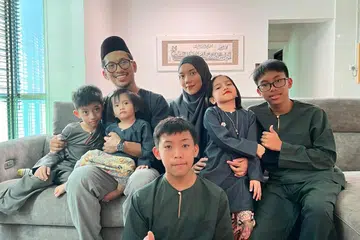 Encik Muhammad Iskandar Abdul Hamid (dua dari kiri) bersama isterinya, Cik Ernie Haffiza Toryip, dan lima orang anak mereka.