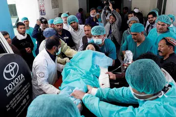 USAHA SELAMAT MANGSA: Pasukan perubatan memindahkan seorang mangsa pengebom nekad dari ambulans ke hospital menyusuli serangan yang berlaku di Kabul, Afghanistan. - Foto REUTERS