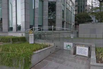 Pihak polis menerima laporan berhubung satu kejadian kebakaran di luar sebuah masjid yang terletak di 80 Raffles Place pada sekitar 9 malam, 25 September.