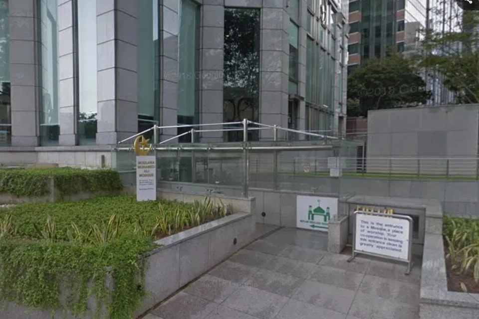 Pihak polis menerima laporan berhubung satu kejadian kebakaran di luar sebuah masjid yang terletak di 80 Raffles Place pada sekitar 9 malam, 25 September.