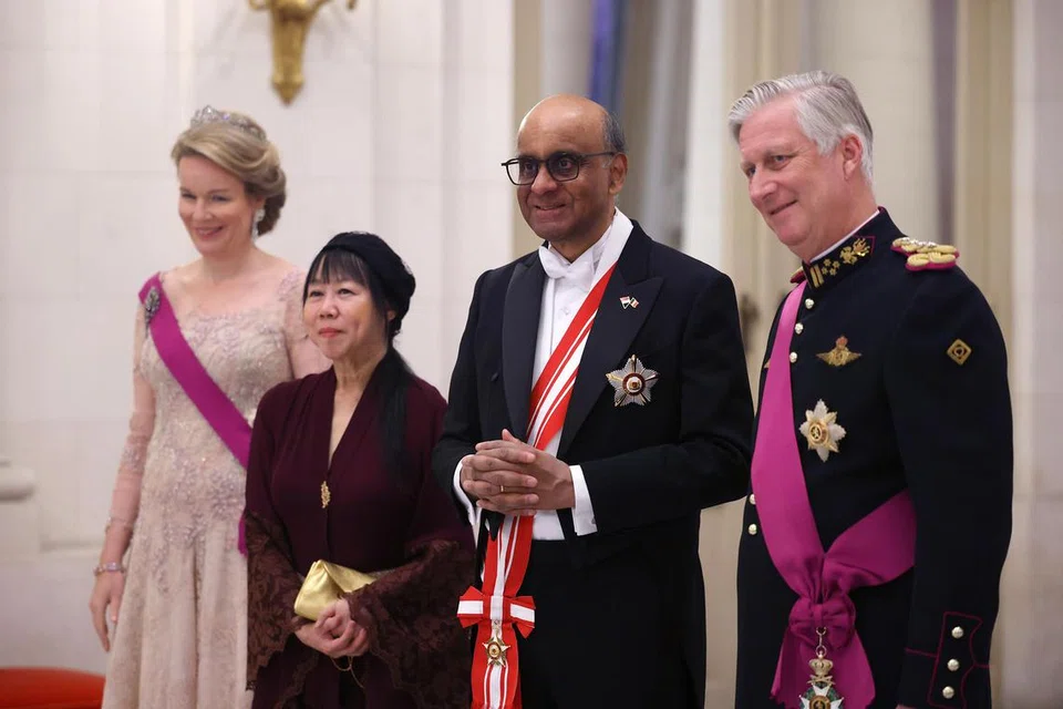 Presiden Tharman Shanmugaratnam (dua dari kanan) dan isteri, Puan Jane Ittogi, serta Raja Philippe dan Ratu Mathilde dari Belgium menyambut tetamu di majlis jamuan di Istana Laeken, Brussels pada 24 Mac.