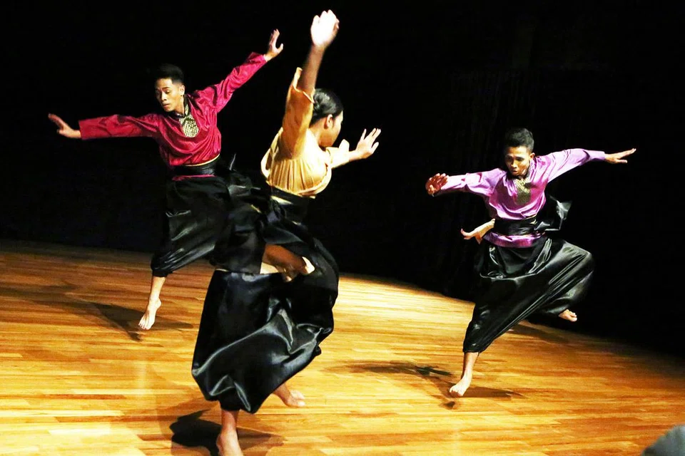 TARIAN KONTEMPORARI: Pementasan tarian kontemporari oleh Persadaku Artiste Seni Budaya berjudul 'Nian' yang pernah diketengahkan dalam persembahan Akar Subur yang lalu. - Foto ERA DANCE THEATRE LIMITED