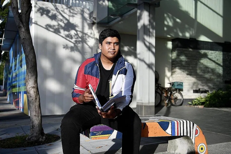 MINAT BIDANG IT: Encik Khairul menggunakan kredit SkillsFuture untuk menjalani kursus dan mengumpul sijil bagi meningkatkan operasi perniagaan ayahnya, dengan memanfaatkan penggunaan teknologi. - Foto BH oleh DESMOND FOO