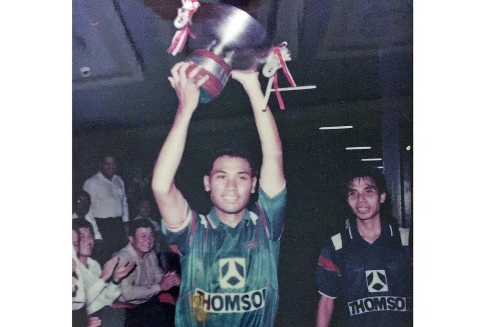 JUARA SINGAPURA: Razali (atas) menjulang trofi kejuaraan selepas membantu kelabnya, Geylang, menjuarai Liga Perdana pada lewat 1980-an. Di sebelahnya ialah bekas rakan sekelab dan juga skuad nasional, Salim Moin. - Foto ihsan RAZALI SAAD 