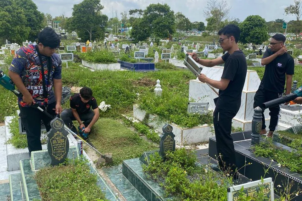 PROJEK KELOLAAN BELIA: Projek pembersihan kubur merupakan daya usaha Al-Muhafizoon, cabang belia Masjid Alkaff Kampung Melayu untuk mengumpul dana bagi projek peningkatan masjid. 