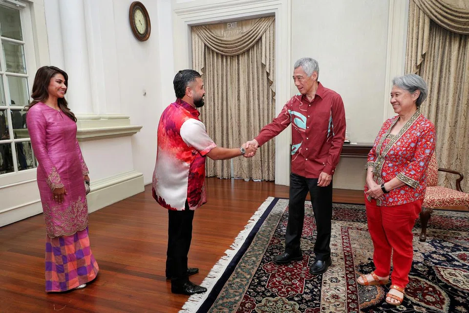 PERKUKUH HUBUNGAN: Tunku Ismail Sultan Ibrahim (dua dari kiri) dan isteri, Che’ Puan Khaleeda Bustamam (kiri), mengadakan pertemuan dengan Perdana Menteri, Encik Lee Hsien Loong dan isteri, Cik Ho Ching, semasa lawatan Tunku Mahkota Johor ke Singapura baru-baru ini.  