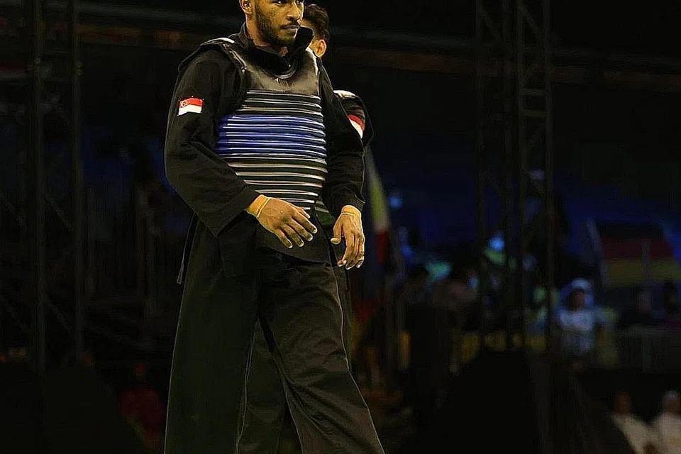 SUKAR TERIMA HAKIKAT: Reaksi Ferdous selepas kekalahannya dalam pusingan saringan acara tanding putera Kelas G (75-80kg) di Kejohanan Pencak Silat Dunia 2022 pada Selasa lalu. - Foto SIA KIAN TECK/PERSISI