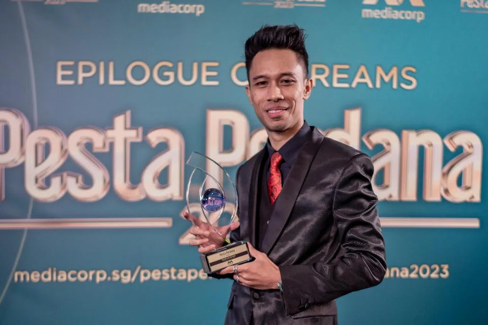 TERHARU: Shafie Aziz memenangi Anugerah Personaliti Lelaki Paling Popular pada ‘Pesta Perdana 2023’ di Teater Mediacorp pada 17 Jun 2023.