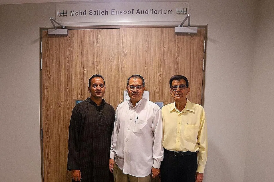 EJEN PENGAGIHAN WAKAF MSE ANGULLIA: (Dari kiri) Encik Mohamed Tafran Angullia, Encik Gamal Sulleiman Angullia, Encik Eusoof Ajum Angullia berdiri di hadapan auditorium Masjid Angullia yang dinamakan sempena MSE Angullia. - Foto FADLI SAZALI 