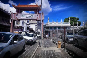 BERBILANG BUDAYA DAN AGAMA: Masjid Jummah (kanan) yang merupakan antara masjid tertua di Mauritius terletak bersebelahan gerbang Chinatown di Port Louis. - Foto ERVINA MOHD JAMIL