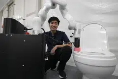 INOVASI: Pengasas bersama dan ketua pegawai operasi Hivebotics, Encik Nguyen Tuan Dung, dengan robot pembersih tandas yang sedang diuji oleh JTC di taman perusahaan. 