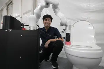 INOVASI: Pengasas bersama dan ketua pegawai operasi Hivebotics, Encik Nguyen Tuan Dung, dengan robot pembersih tandas yang sedang diuji oleh JTC di taman perusahaan. 