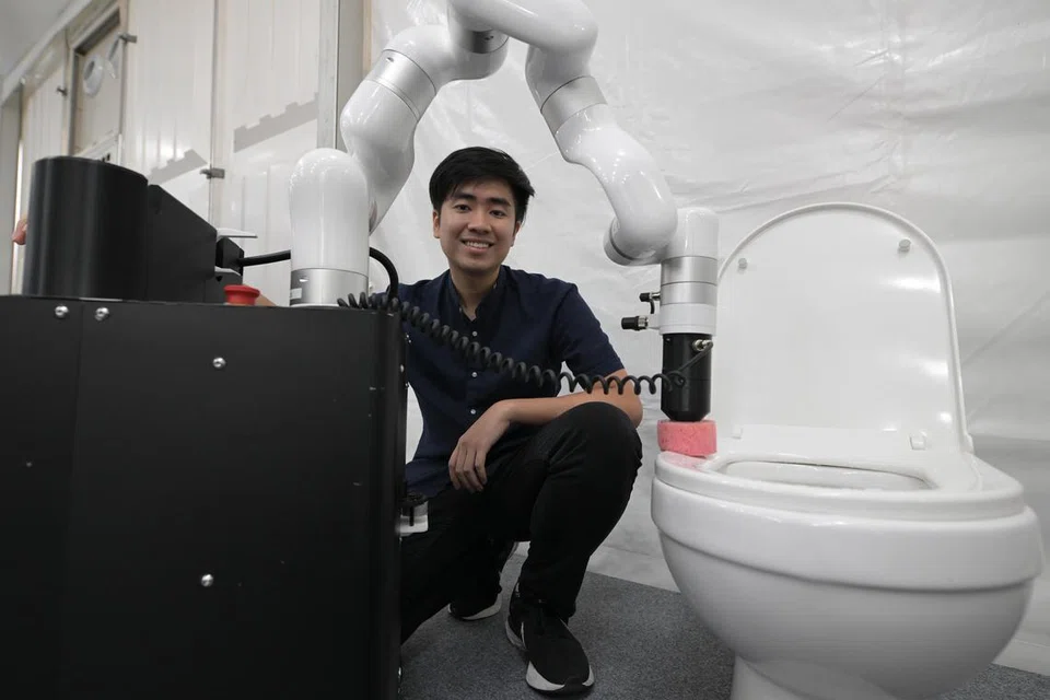 INOVASI: Pengasas bersama dan ketua pegawai operasi Hivebotics, Encik Nguyen Tuan Dung, dengan robot pembersih tandas yang sedang diuji oleh JTC di taman perusahaan. 