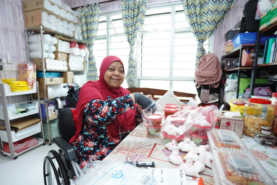 Walaupun kurang upaya, Cik Mardiana Hassan, tetap cekap menjalani kehidupan harian dengan berniaga. Kerusi komod – tandas mudah alih berupa kerusi (tiada dalam foto) – sumbangan Pergeraq turut mempermudahkan hidupnya.