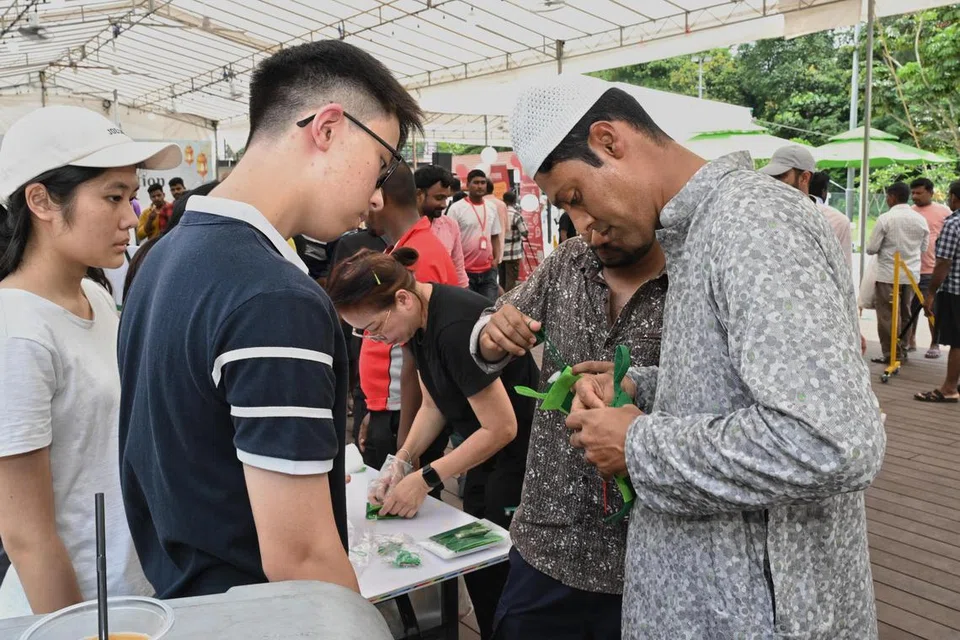 Terdapat pelbagai rerurai yang mempromosikan peluang pendidikan dan latihan, kelas pengayaan, kesihatan mental dan pelbagai kegiatan semasa acara sambutan Hari Raya dan majlis Penghargaan Imam untuk para pekerja migran yang diadakan di Pusat Rekreasi (RC) Sembawang pada 21 April.