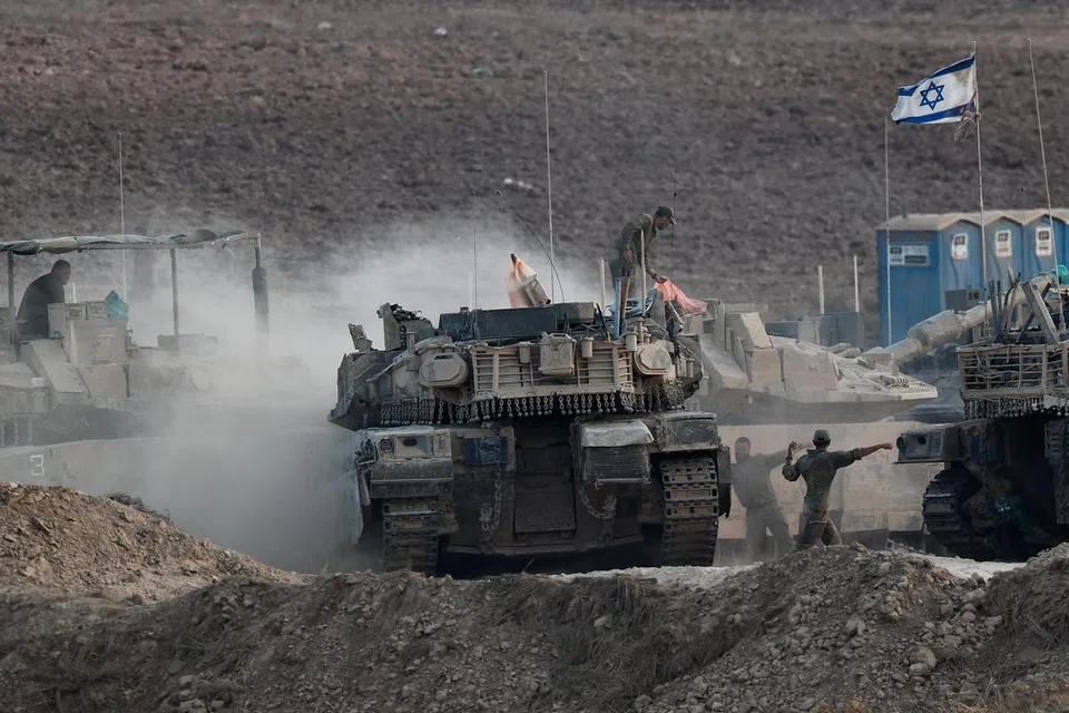 Askar Israel mengarahkan kereta kebal berhampiran sempadan dengan Gaza, di Israel, 13 Ogos 2025.