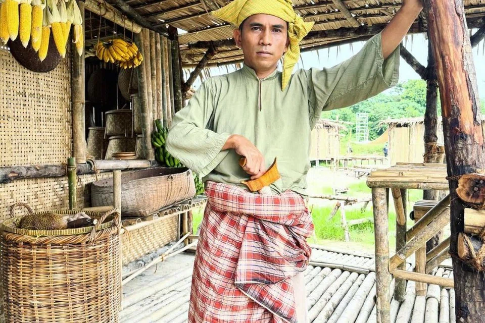 Bell Ngasri dibesarkan dalam keluarga seni yang mengenal erti disiplin, pembahagian masa dan pengorbanan untuk melalui kehidupan anak seni yang berpotensi.