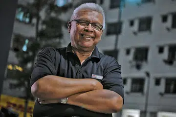 KEKAL TABAH DAN POSITIF: Encik Abdul Hamid tidak melihat nasibnya ini sebagai sesuatu yang negatif, malah mengharungi setiap liku itu dengan senyuman. - Foto BH oleh MARK CHEONG
