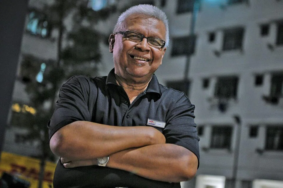 KEKAL TABAH DAN POSITIF: Encik Abdul Hamid tidak melihat nasibnya ini sebagai sesuatu yang negatif, malah mengharungi setiap liku itu dengan senyuman. - Foto BH oleh MARK CHEONG