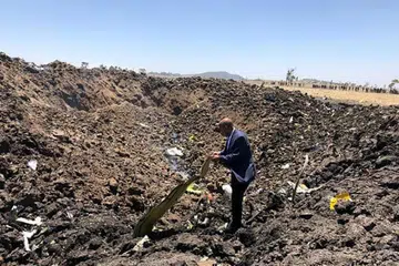TINJAU TAPAK NAHAS: Encik Tewolde dilihat sedang meninjau kawasan jatuhnya pesawat Ethiopian Airlines berdekatan bandar Bishoftu, Habsyah. - Foto REUTERS 