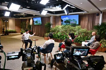 Encik Lawrence Wong menjawab soalan pihak media semasa sesi temu bual di Pusat Akhbar Nasional di Hill Street sebelum beliau mengambil alih sebagai Perdana Menteri jelang 15 Mei 2024.