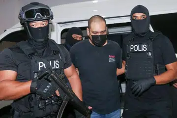 Pekerja kedai makan, Muhammad Zul Khairi Mohamad Nasir, 33 tahun (tengah), didakwa di Mahkamah Sesyen Butterworth, Pulau Pinang, pada 19 Julai, atas tuduhan memiliki bahan berkaitan kumpulan pengganas ISIS di dalam telefon bimbit miliknya.