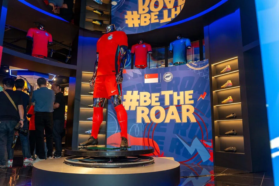 Pasukan Singapura akan menyarung jersi baru semasa lawatan latihan mereka di Jepun dari 5 hingga 15 Oktober. Peminat juga boleh mendapatkan jersi tersebut di kedai dalam talian Persatuan Bola Sepak Singapura (FAS) ataupun di semua  cawangan Weston Corporation.