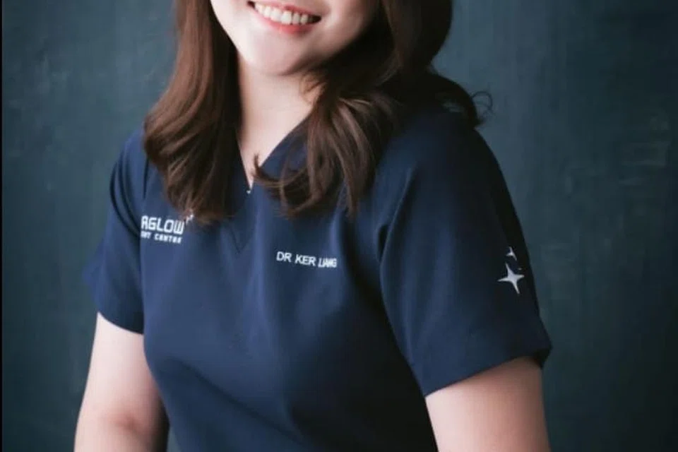 Pakar telinga, hidung dan tekak (ENT), Dr Ker Liang, dari Pusat ENT Aglow, sebelum ini berkhidmat sebagai Perunding dengan Jabatan Otolaryngologi-Pembedahan Kepala dan Leher di Sistem Kesihatan Universiti Nasional Singapura (NUHS) dan menyediakan perkhidmatan pesakit luar ENT khusus serta rawatan pembedahan di ketiga-tiga hospital di kluster hospital barat Singapura, iaitu Hospital Universiti Nasional (NUH), Hospital Alexandra, dan Hospital Besar Ng Teng Fong (NTFGH).