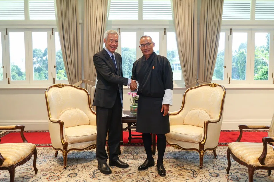 Menteri Kanan, Encik Lee Hsien Loong (kiri), bertemu Perdana Menteri Bhutan, Encik Tshering Tobgay, di Istana pada petang 18 September. 