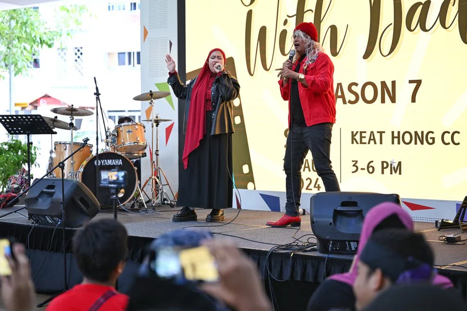 Encik Hamzah Atan bersama anaknya, Cik Hamzilah Hamzah, semasa sesi persembahan di pertandingan ‘Jamming with Dad’, yang diadakan di Kelab Masyarakat Keat Hong sempena pelancaran Bulan Kebapaan Melayu/Islam.